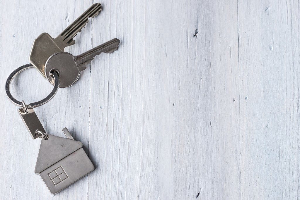 house keys with a keychain of a house