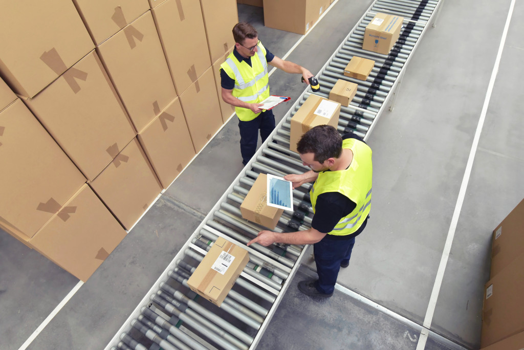 2 male warehouse employees working