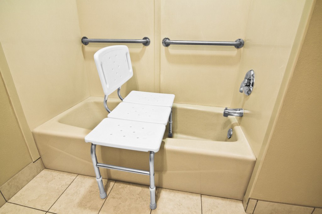 A senior friendly bathtub